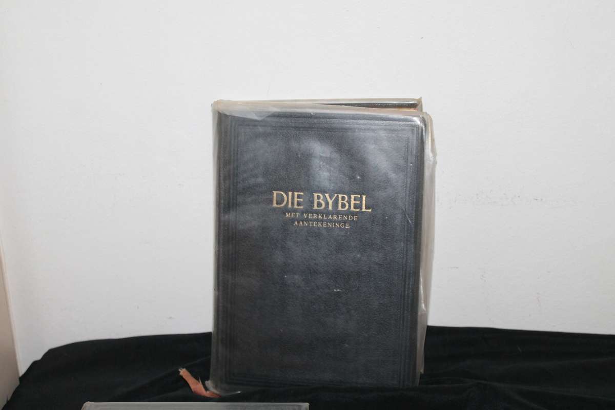 Die Bybel met Verklarende Aantekeninge Vol 1 to 3