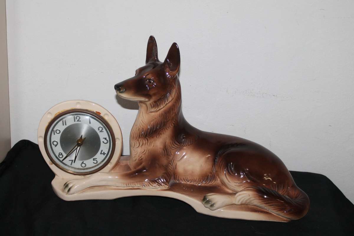 Jemma Mantle clock dog