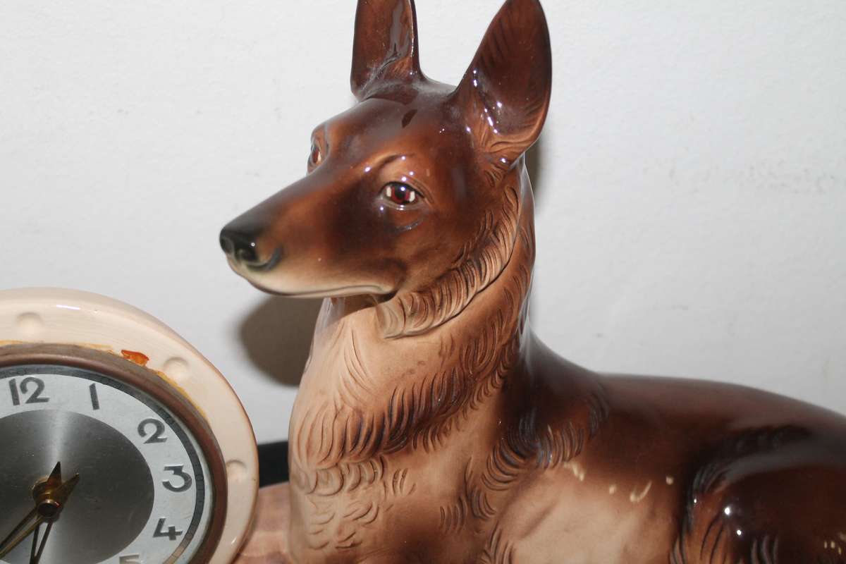 Jemma Mantle clock dog