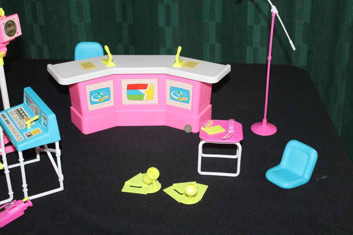 Vintage Barbie 6 O Clock News incomplete