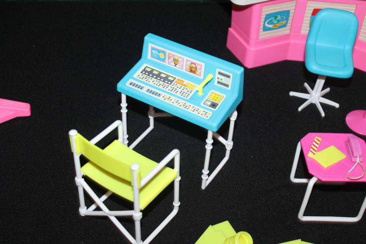 Vintage Barbie 6 O Clock News incomplete