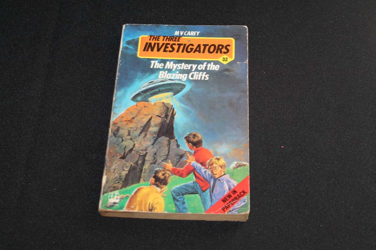 The Three Investigators They Mystery of the Blazing Cliffs M V Carvey