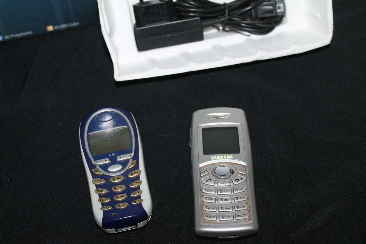 2 Vintage Cell Phones Spares Repairs