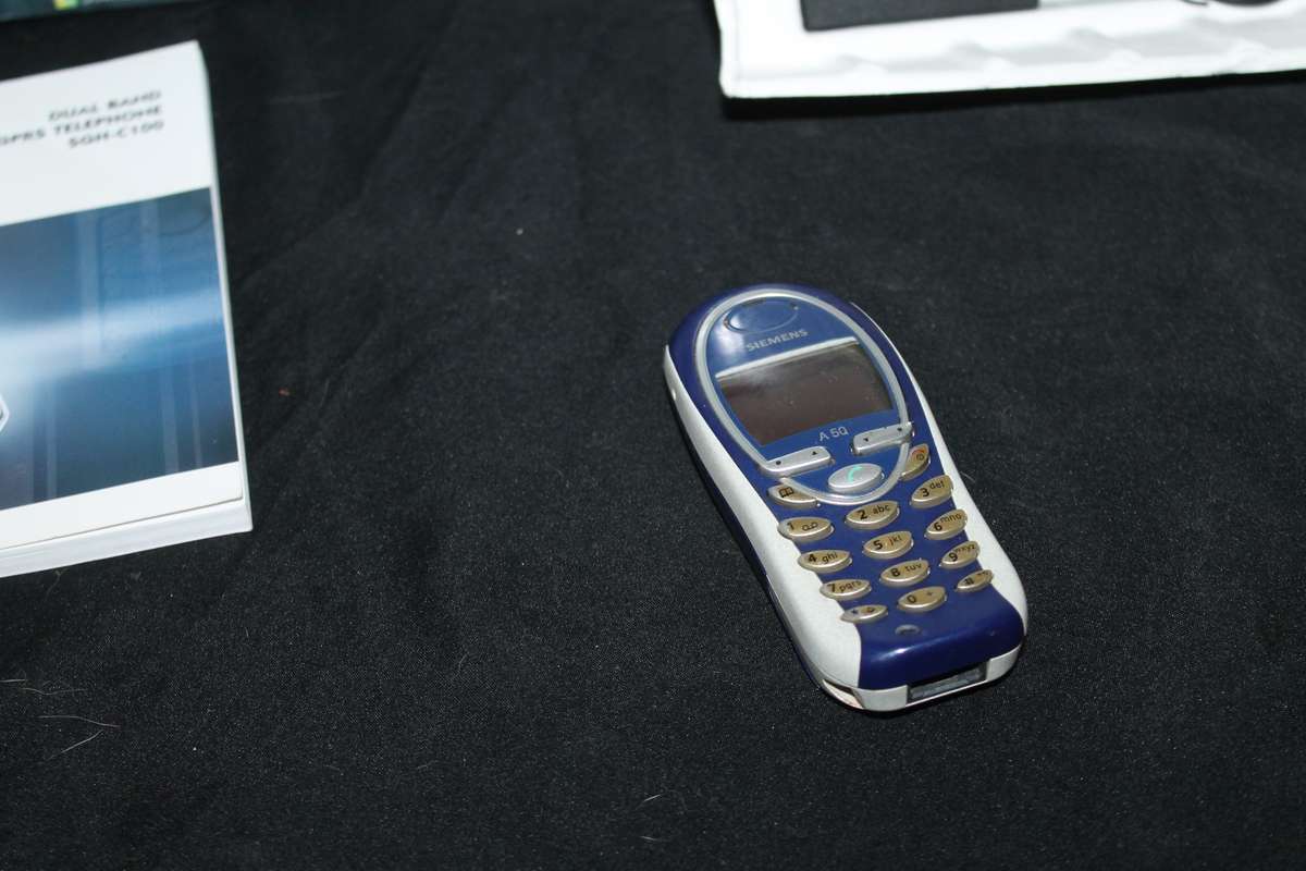 2 Vintage Cell Phones Spares Repairs