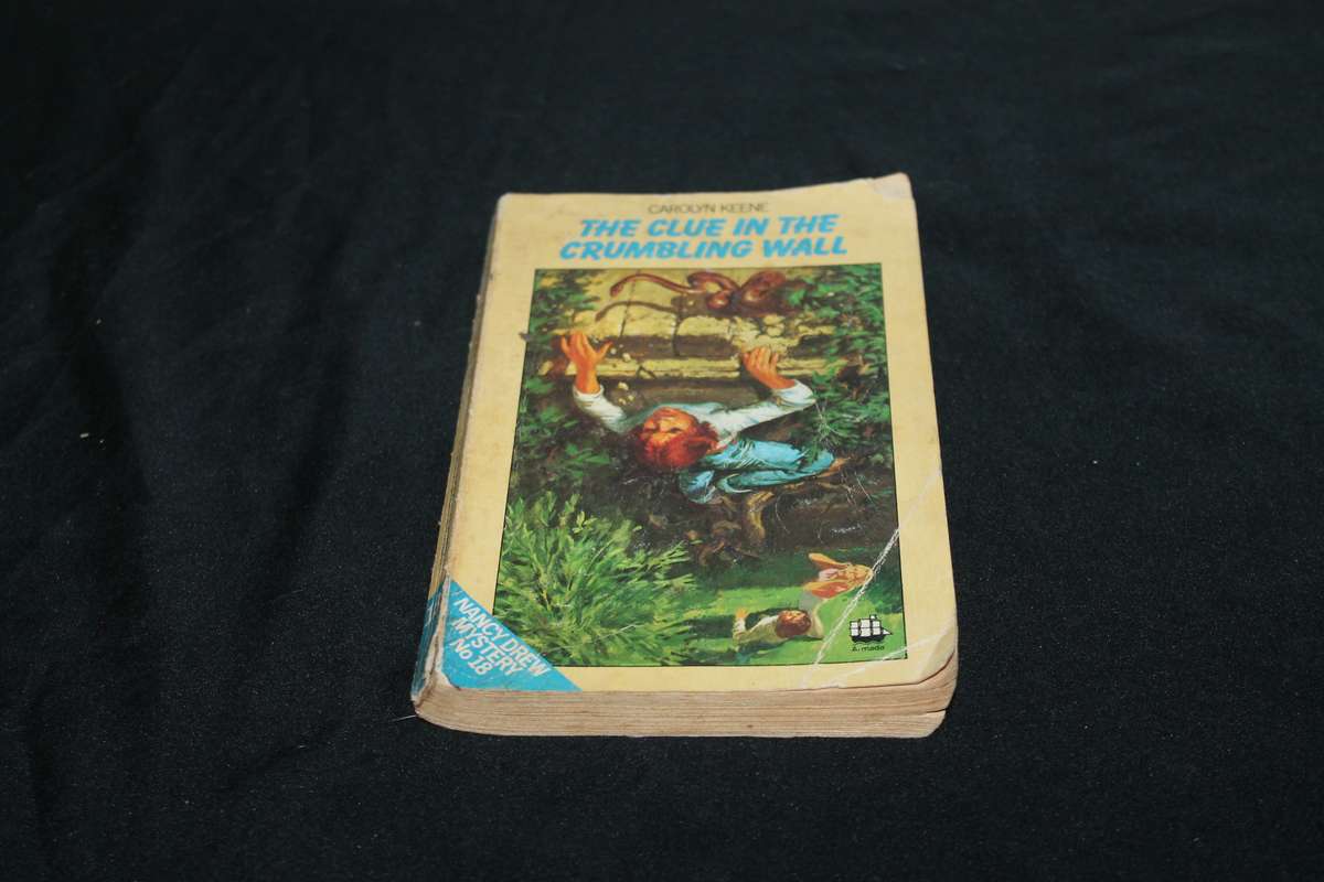 Carolyn Keene Nancy Drew The Clue in the crumbing wall