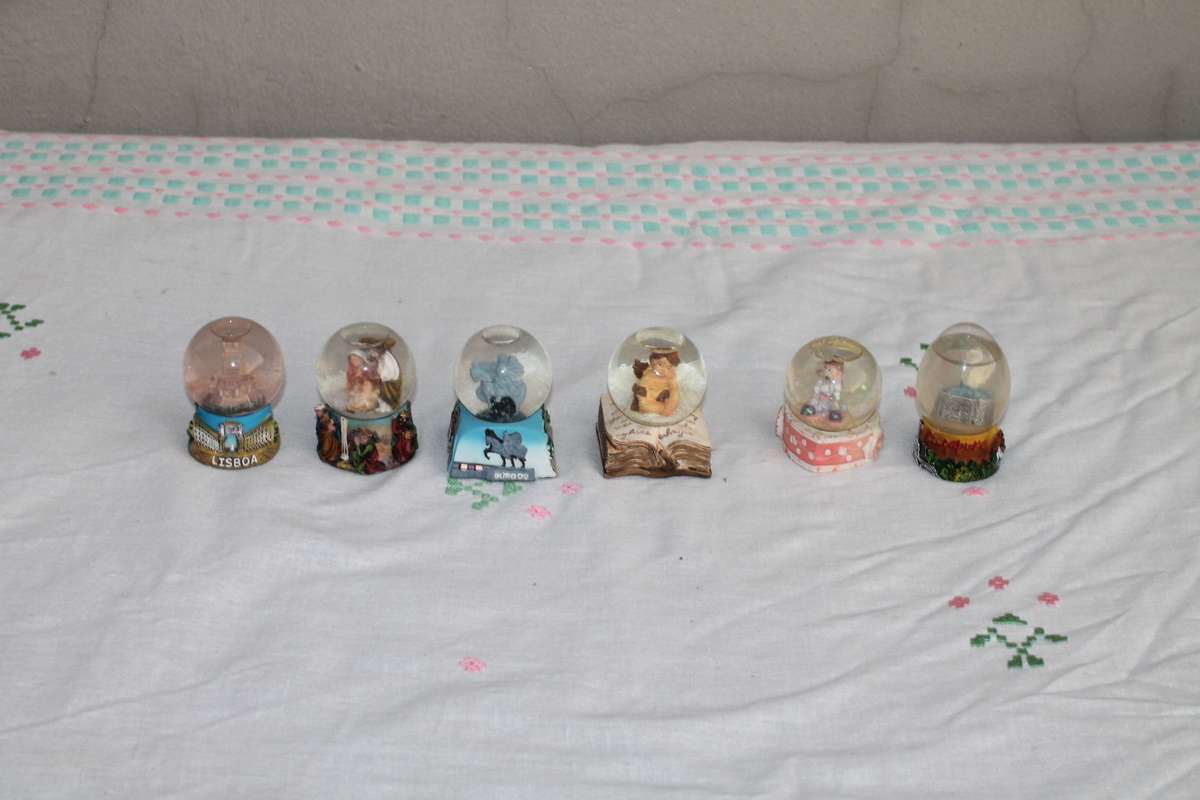 6 small snow globes
