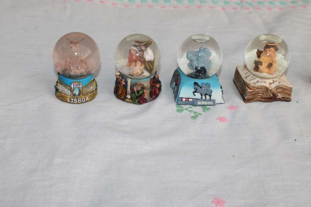 6 small snow globes