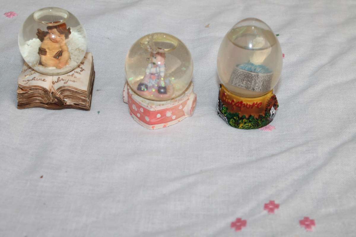 6 small snow globes