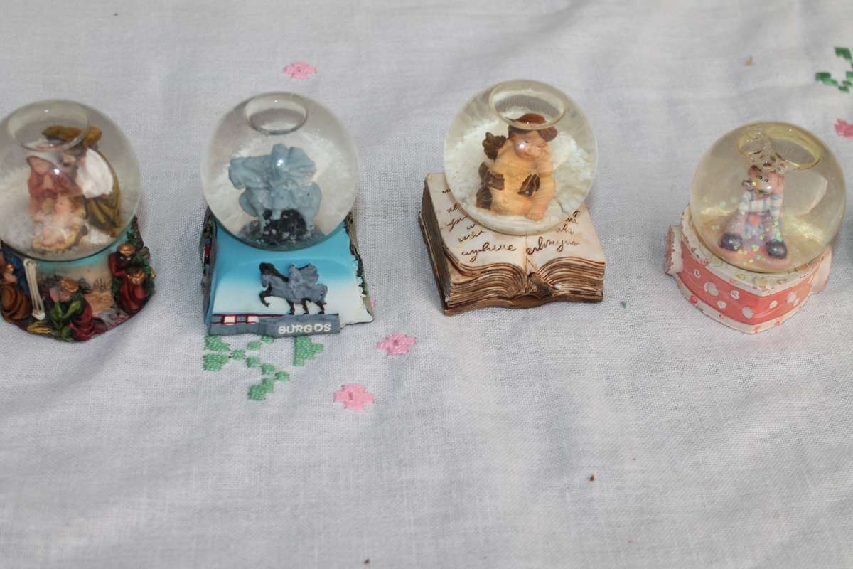 6 small snow globes