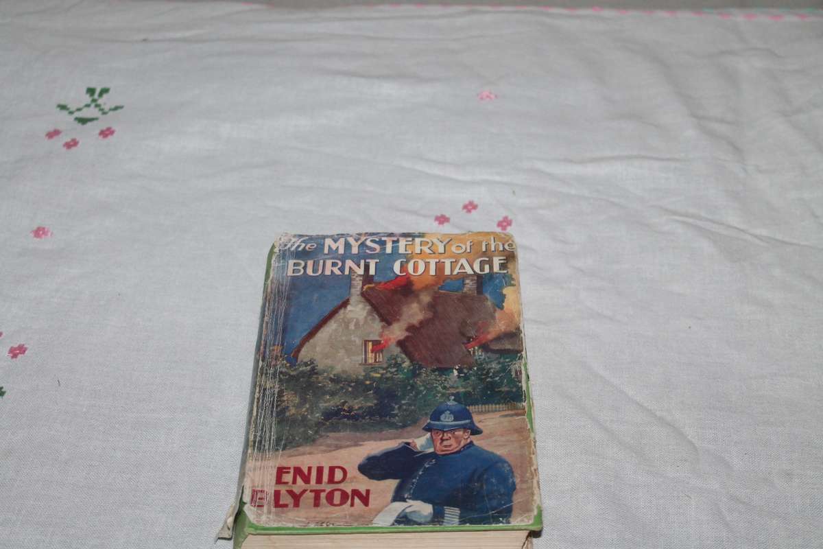 Enid Blyton The Mystery of the Burnt Cottage