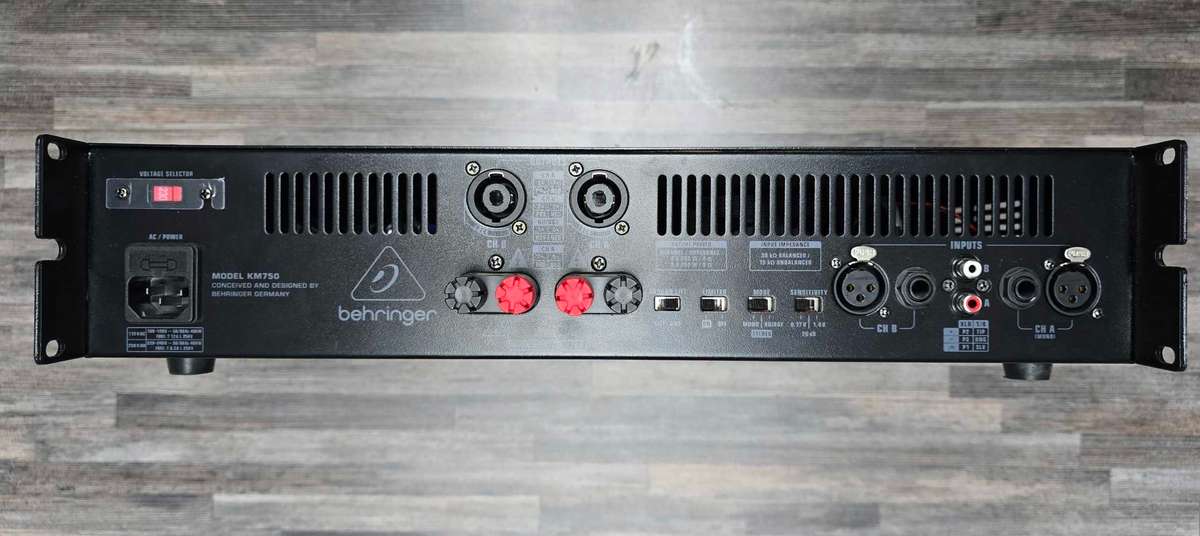 Behringer KM-750 stereo power amplifier