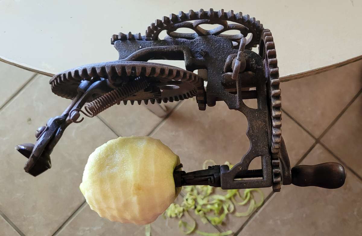 Antique cast-iron SINCLAIR SCOTT Co. BALTIMORE fruit peeler