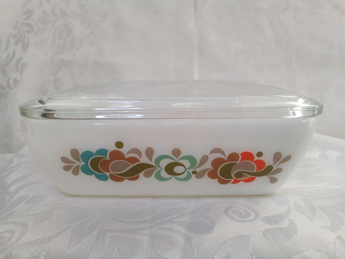 Lovely vintage JAJ Pyrex Carnaby Tempo Milk Glass Butter Dish