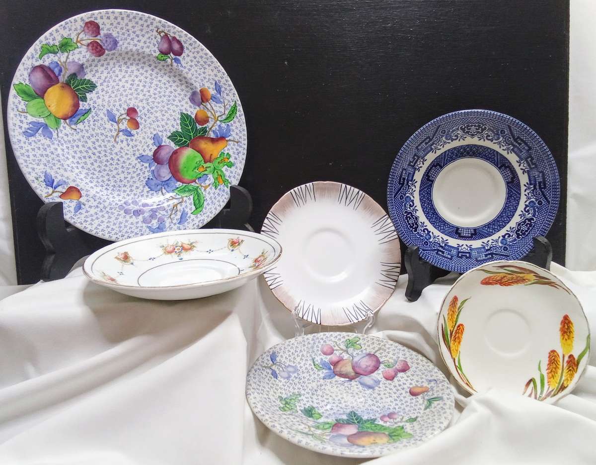 Stunning collection of vintage plates, side plate and smaller