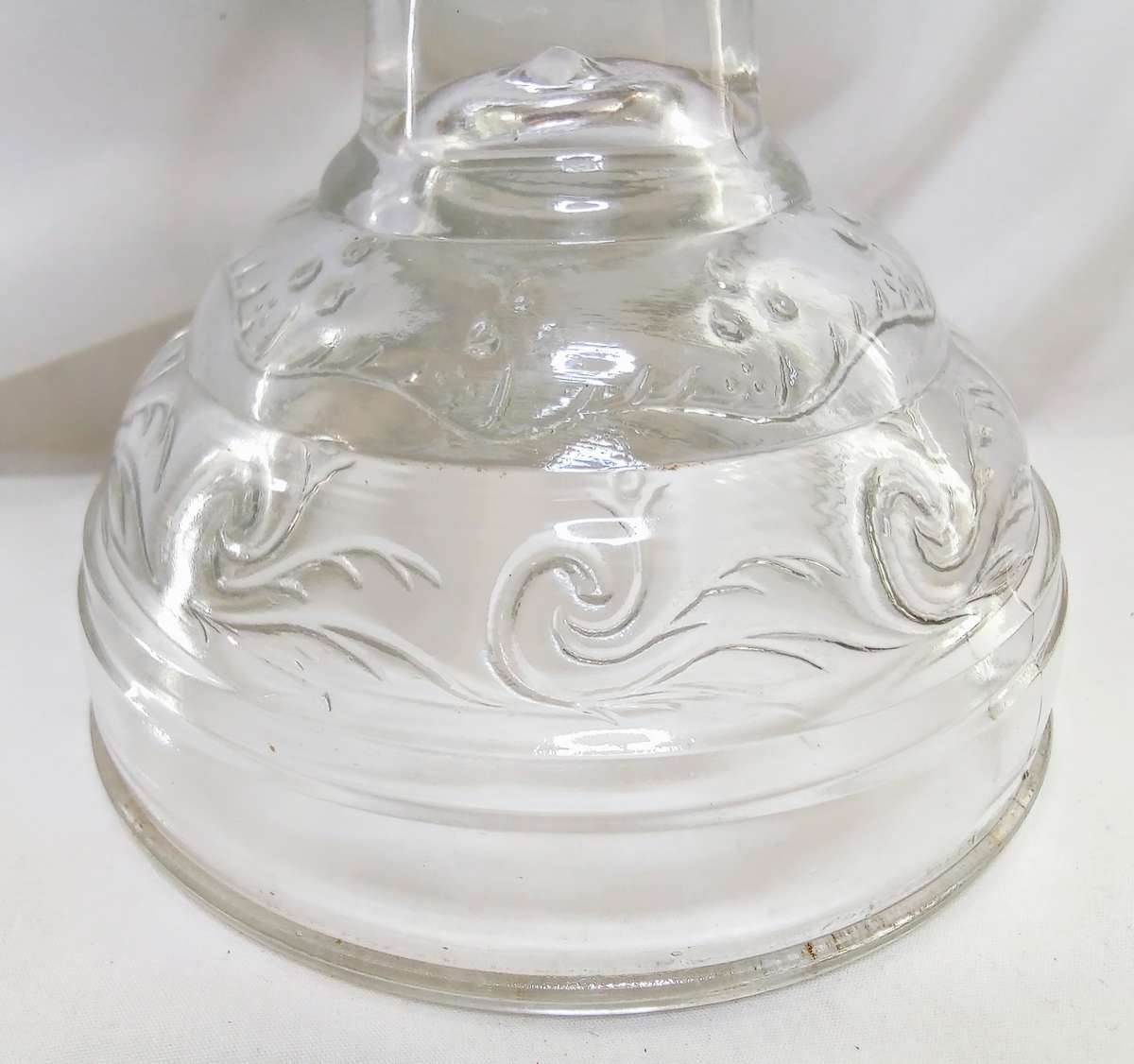 Beautiful vintage "beehive & scroll" glass oil lamp