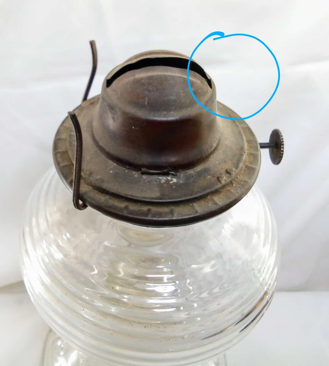 Beautiful vintage "beehive & scroll" glass oil lamp