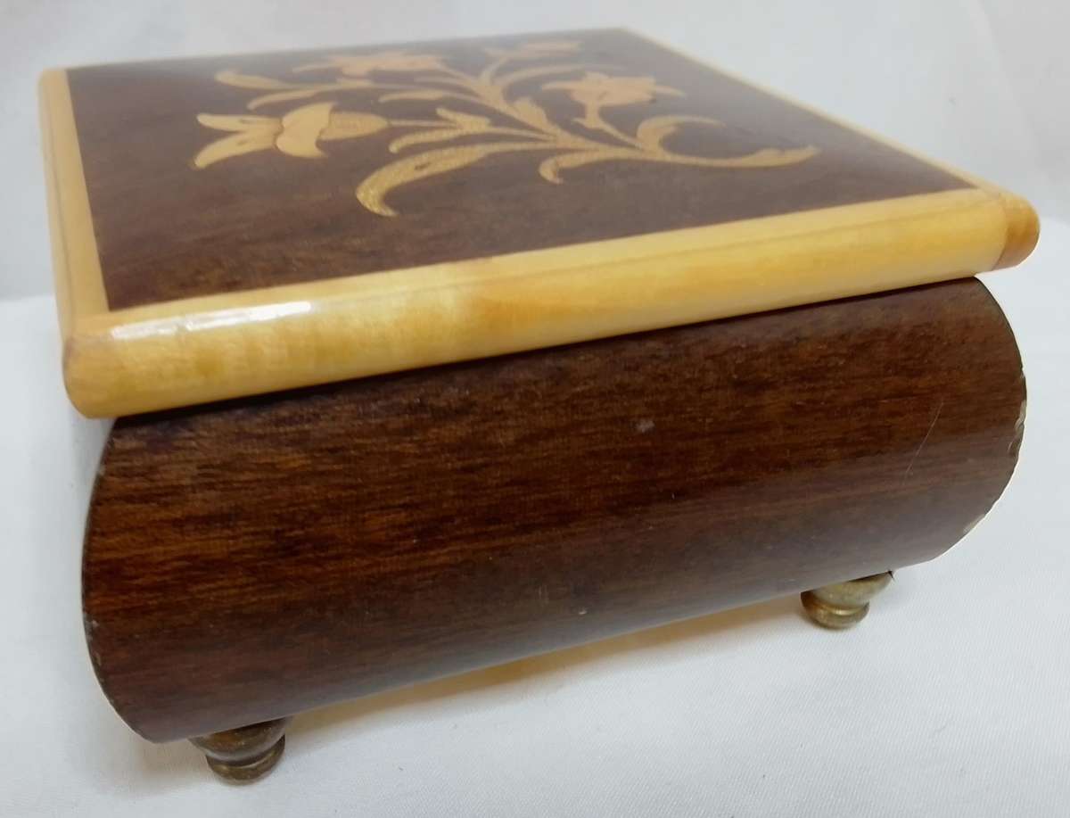 Lovely vintage wooden inlaid trinket box