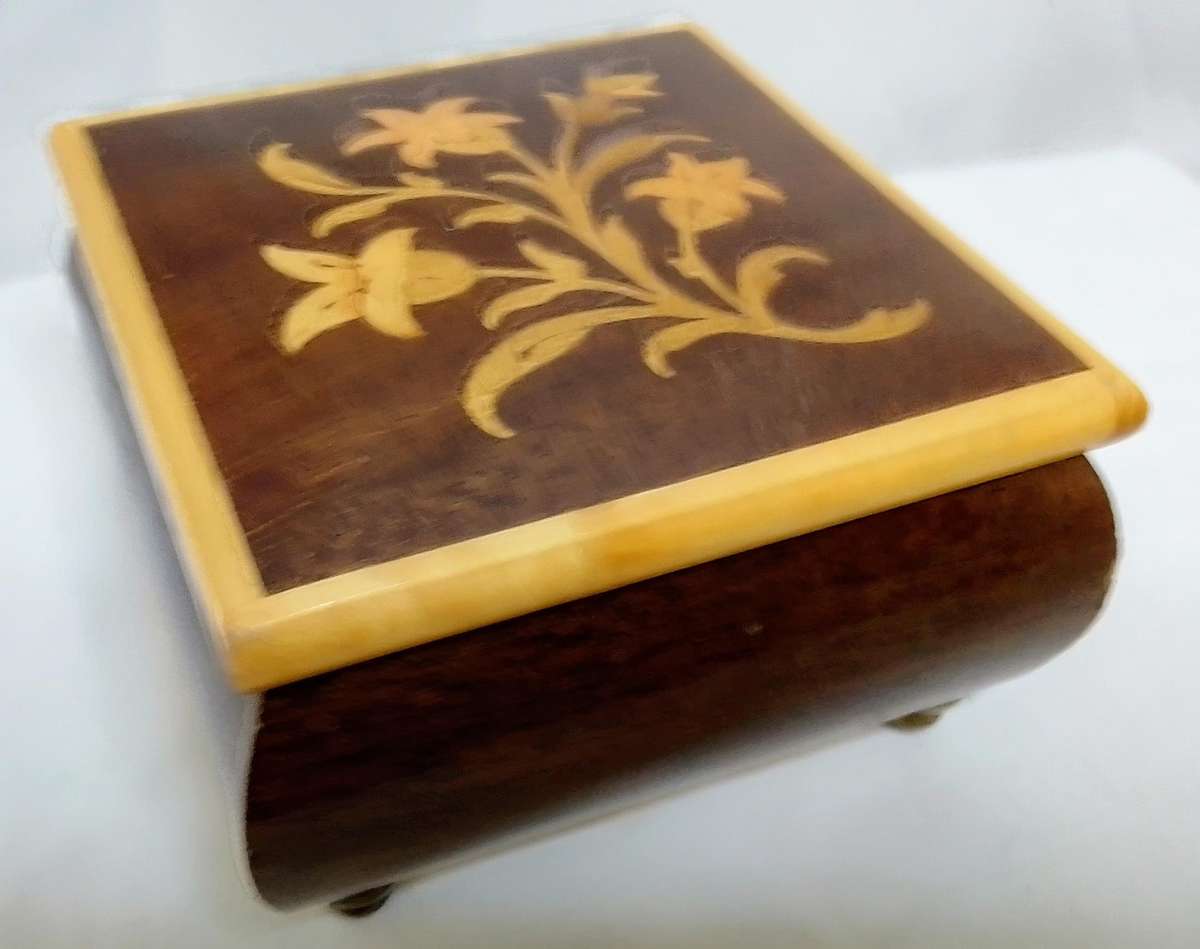 Lovely vintage wooden inlaid trinket box