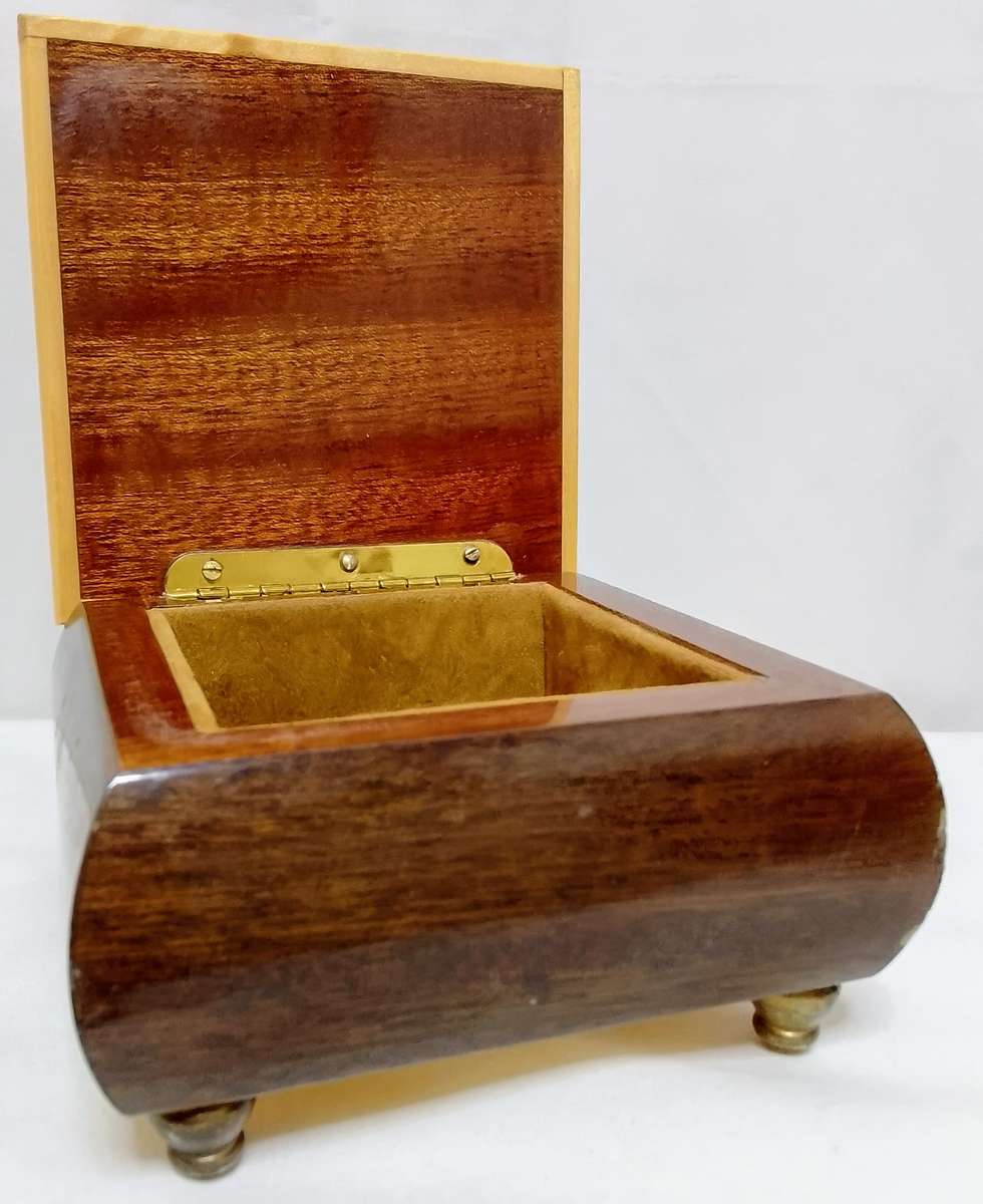 Lovely vintage wooden inlaid trinket box