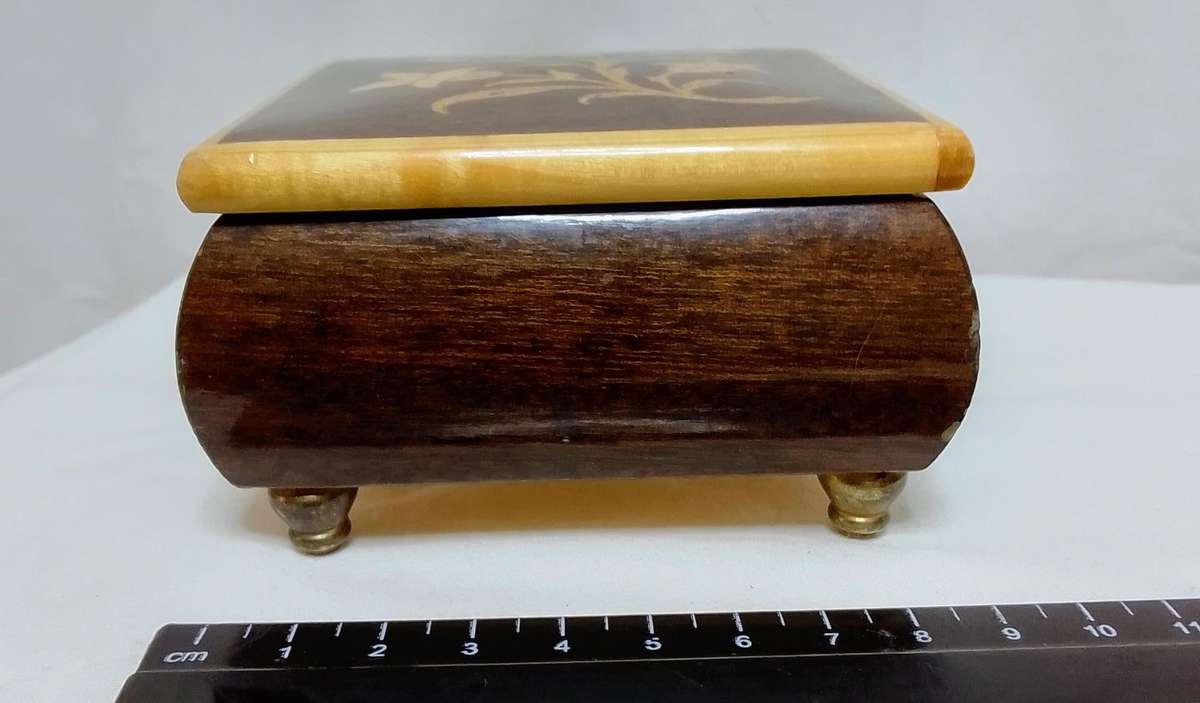 Lovely vintage wooden inlaid trinket box