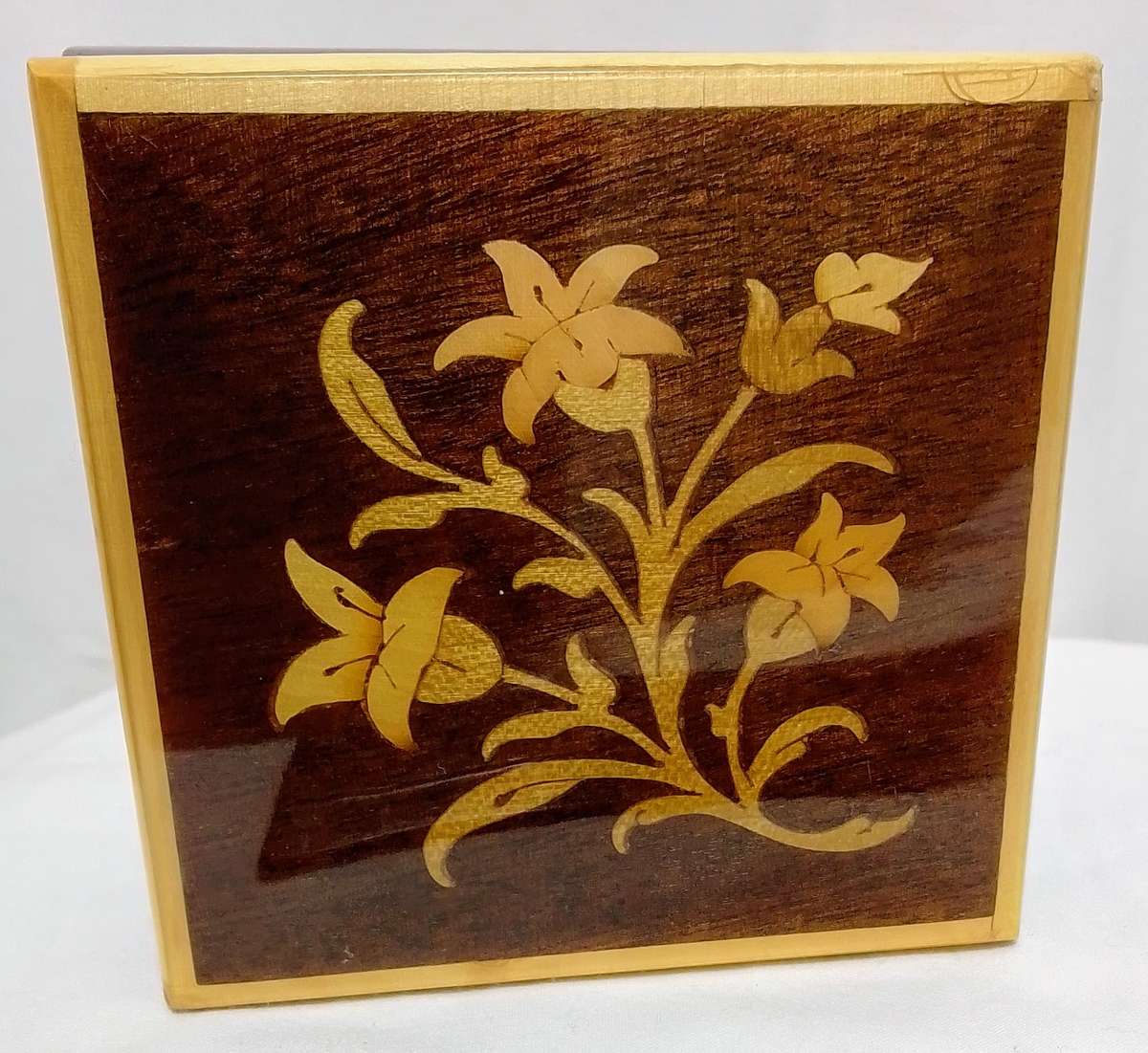 Lovely vintage wooden inlaid trinket box