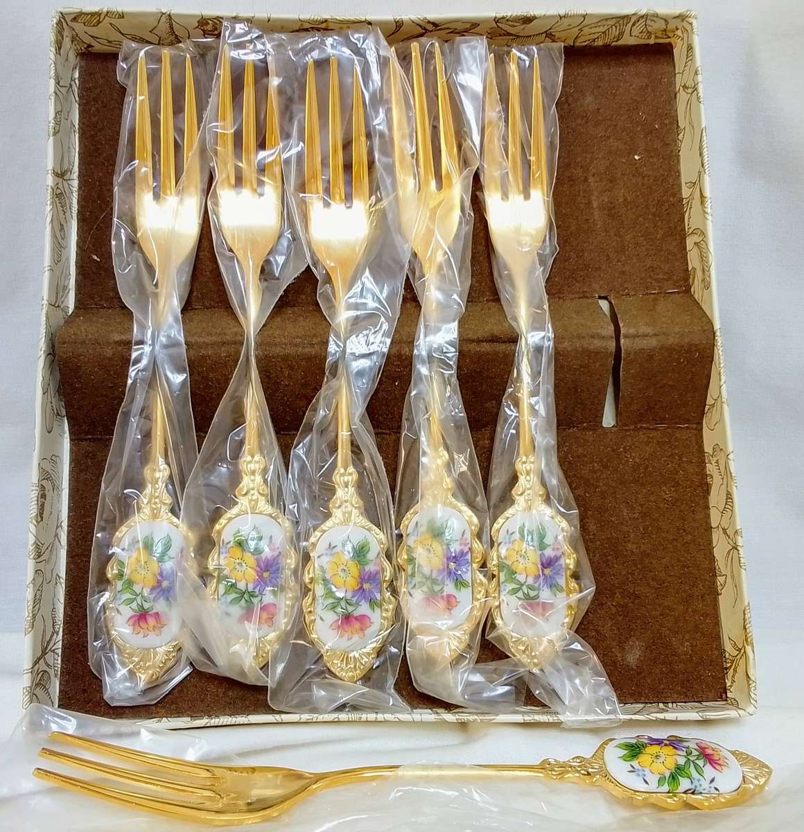 Six pretty cake forks