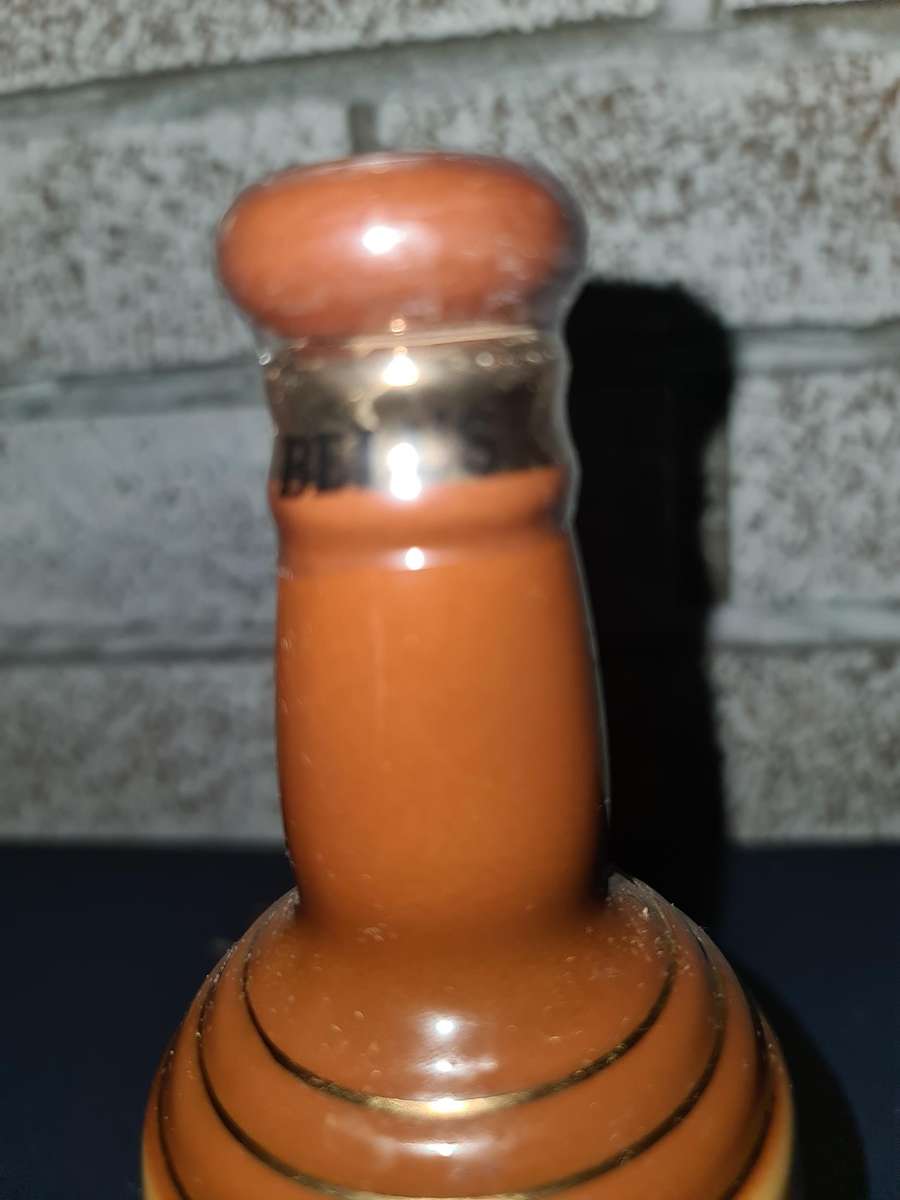 Vintage collectable Bell's Blended Scotch Whisky 200ml in sealed Wade Decanter, 16cm high, like new