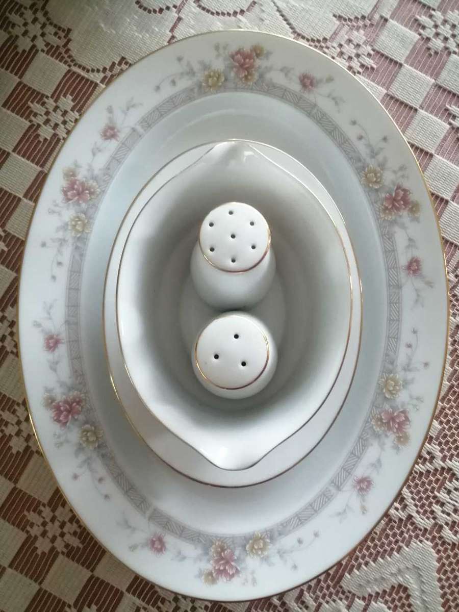 Noritake - Vintage Legendary by Noritake Sri Lanka Dream Street 3843 28 Piece Dinner set.