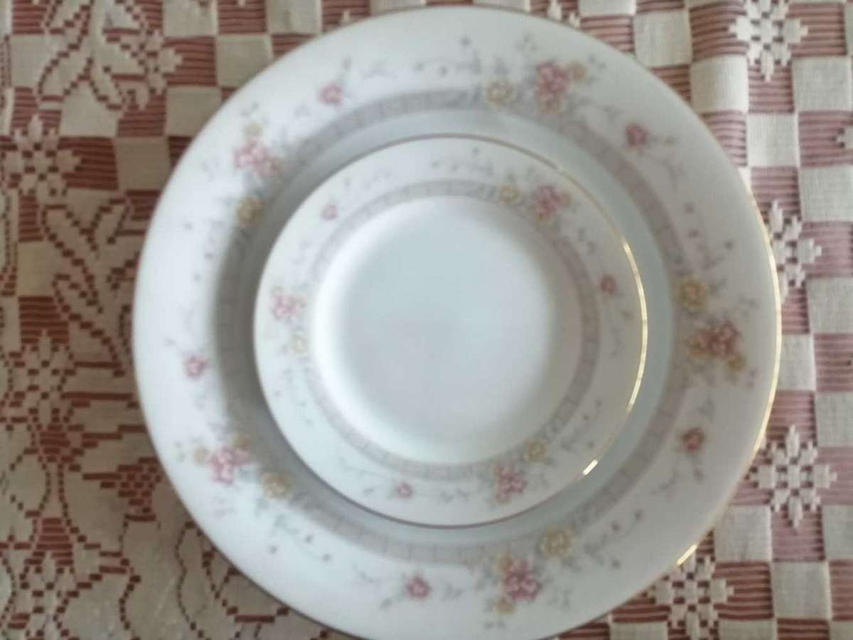 Noritake - Vintage Legendary by Noritake Sri Lanka Dream Street 3843 28 Piece Dinner set.