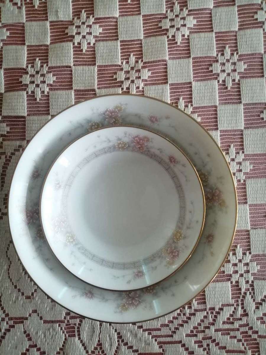 Noritake - Vintage Legendary by Noritake Sri Lanka Dream Street 3843 28 Piece Dinner set.