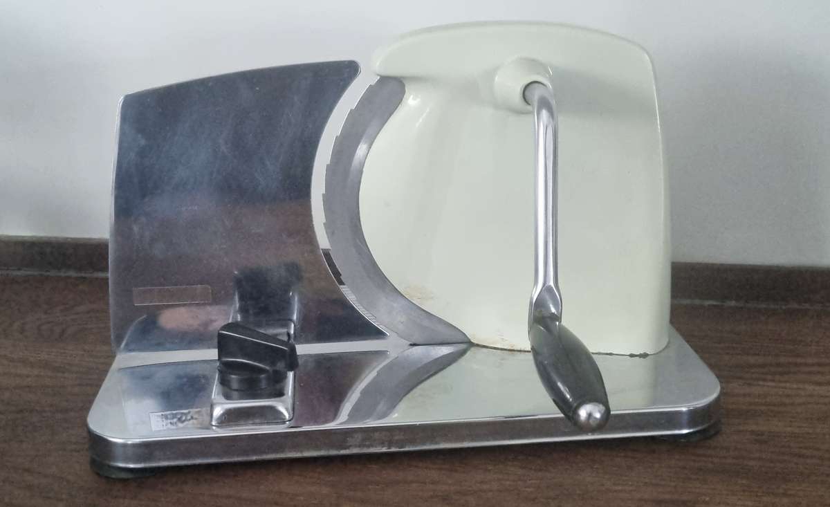 VINTAGE WHITE ENAMEL PINEWARE BREAD CUTTER/SLICER