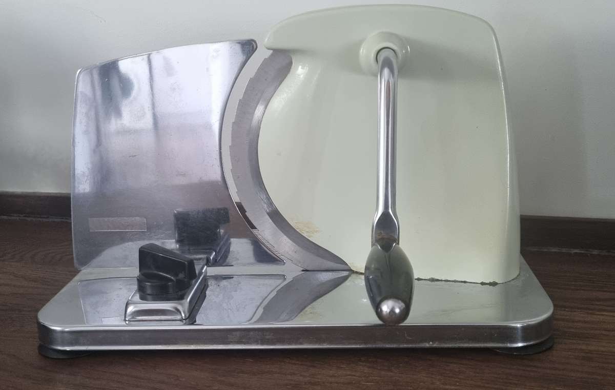 VINTAGE WHITE ENAMEL PINEWARE BREAD CUTTER/SLICER