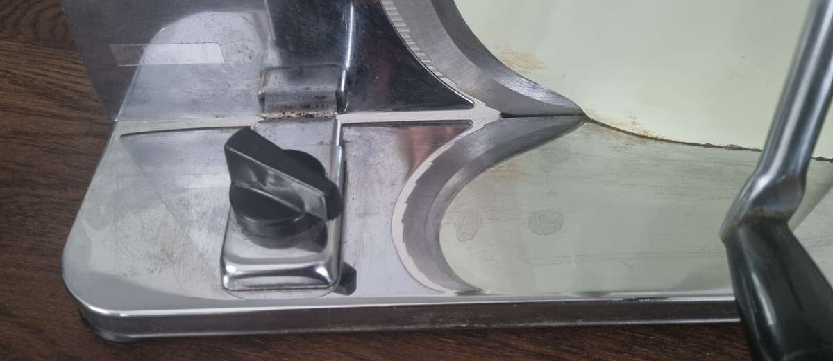 VINTAGE WHITE ENAMEL PINEWARE BREAD CUTTER/SLICER