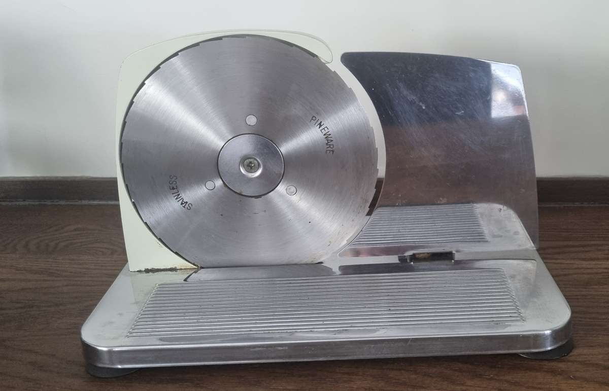 VINTAGE WHITE ENAMEL PINEWARE BREAD CUTTER/SLICER