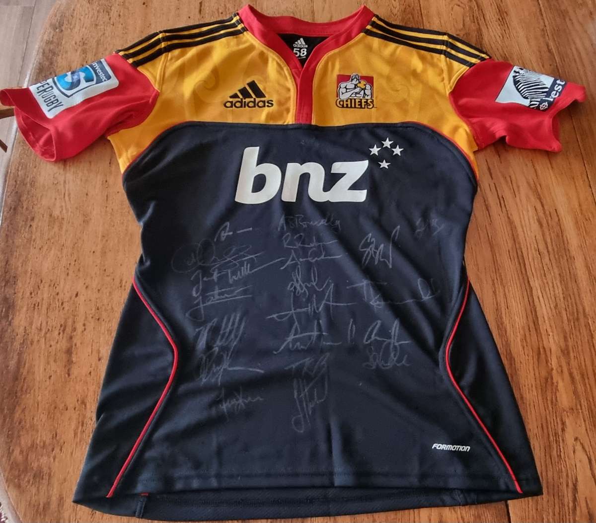 Orginal 2011 Waikato Chiefs Signed Rugby Jersey