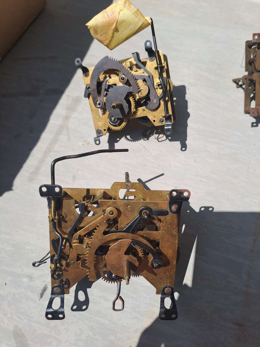 2 cuckoo clock movements on says working