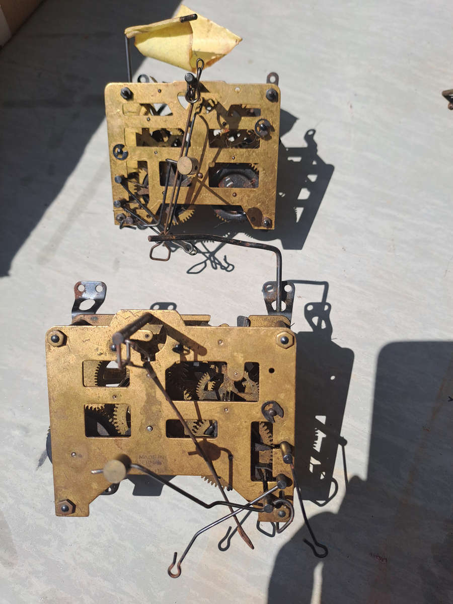2 cuckoo clock movements on says working