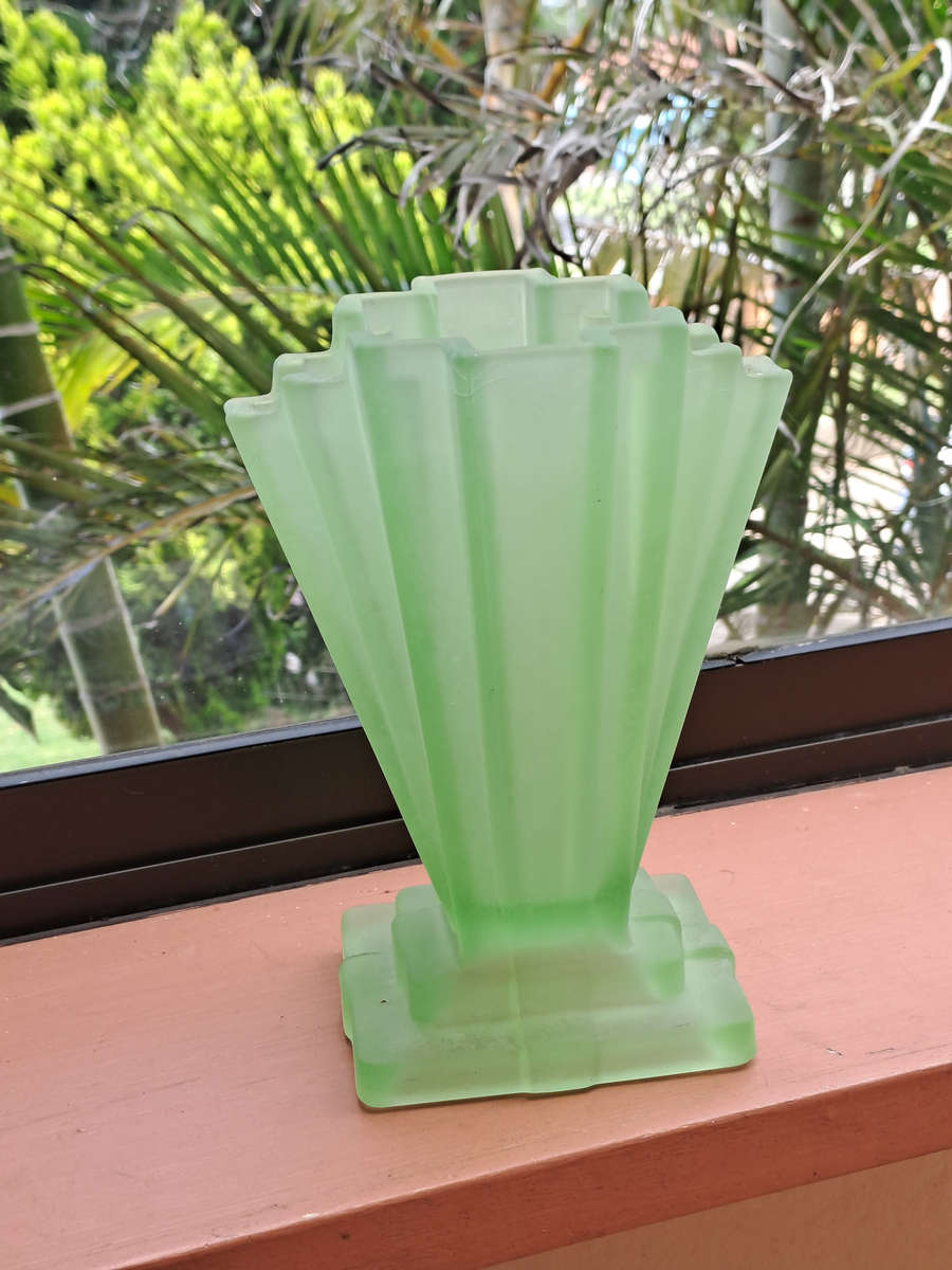 stunning Art Deco Uranium Green Glass "Grantham" vase 21 cm tall