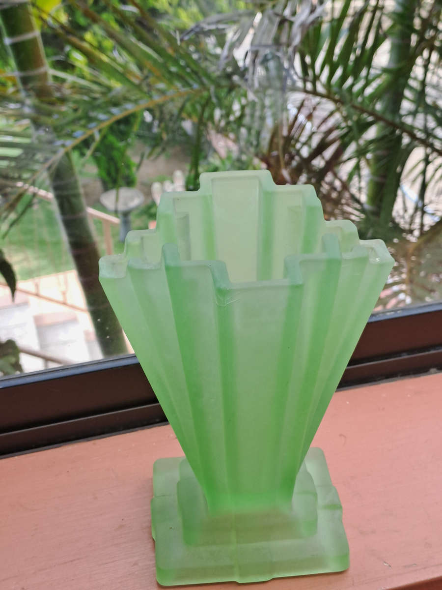 stunning Art Deco Uranium Green Glass "Grantham" vase 21 cm tall