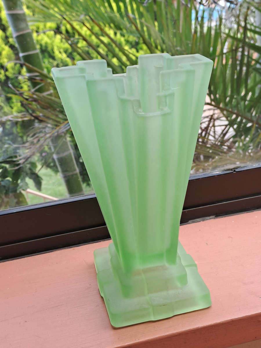stunning Art Deco Uranium Green Glass "Grantham" vase 21 cm tall