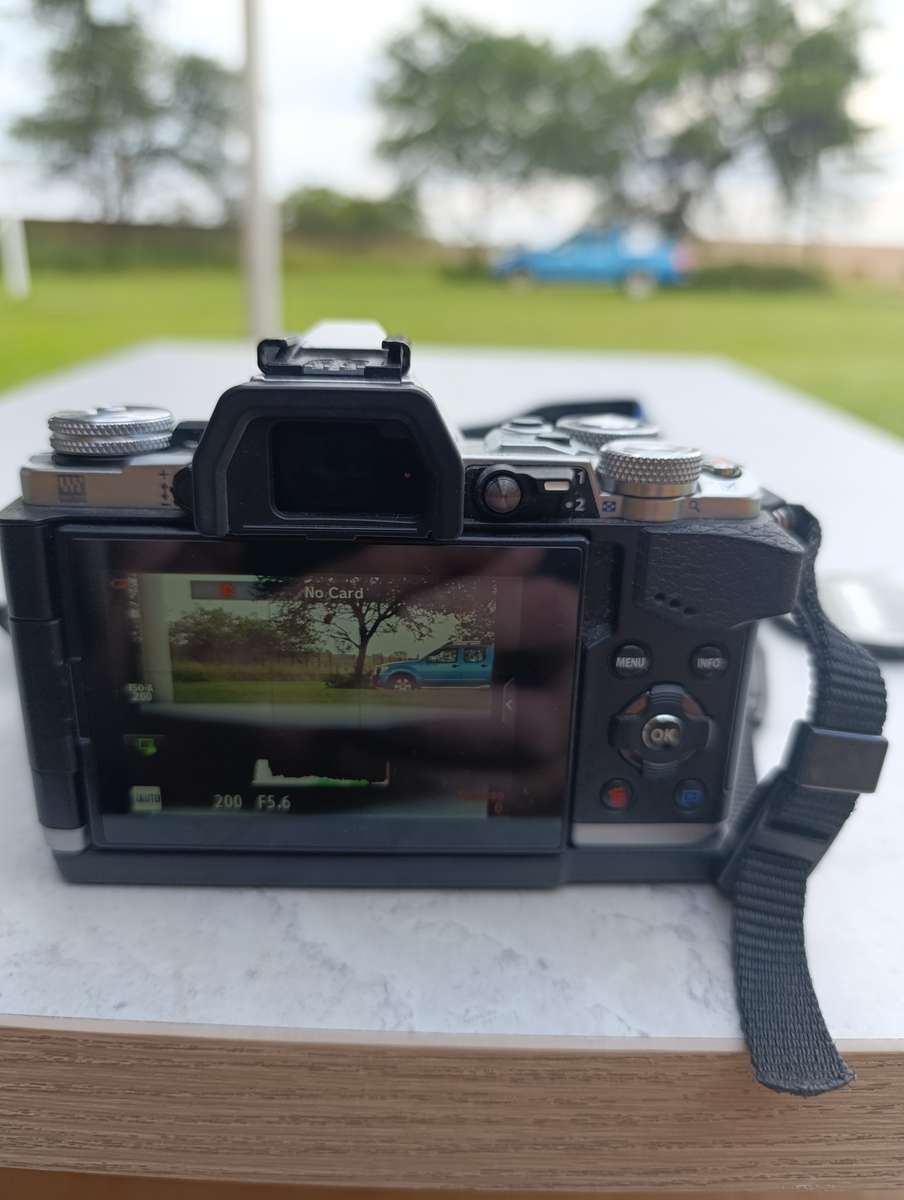 Olympus OM-D E-M5 II interchangeable-lens camera kit