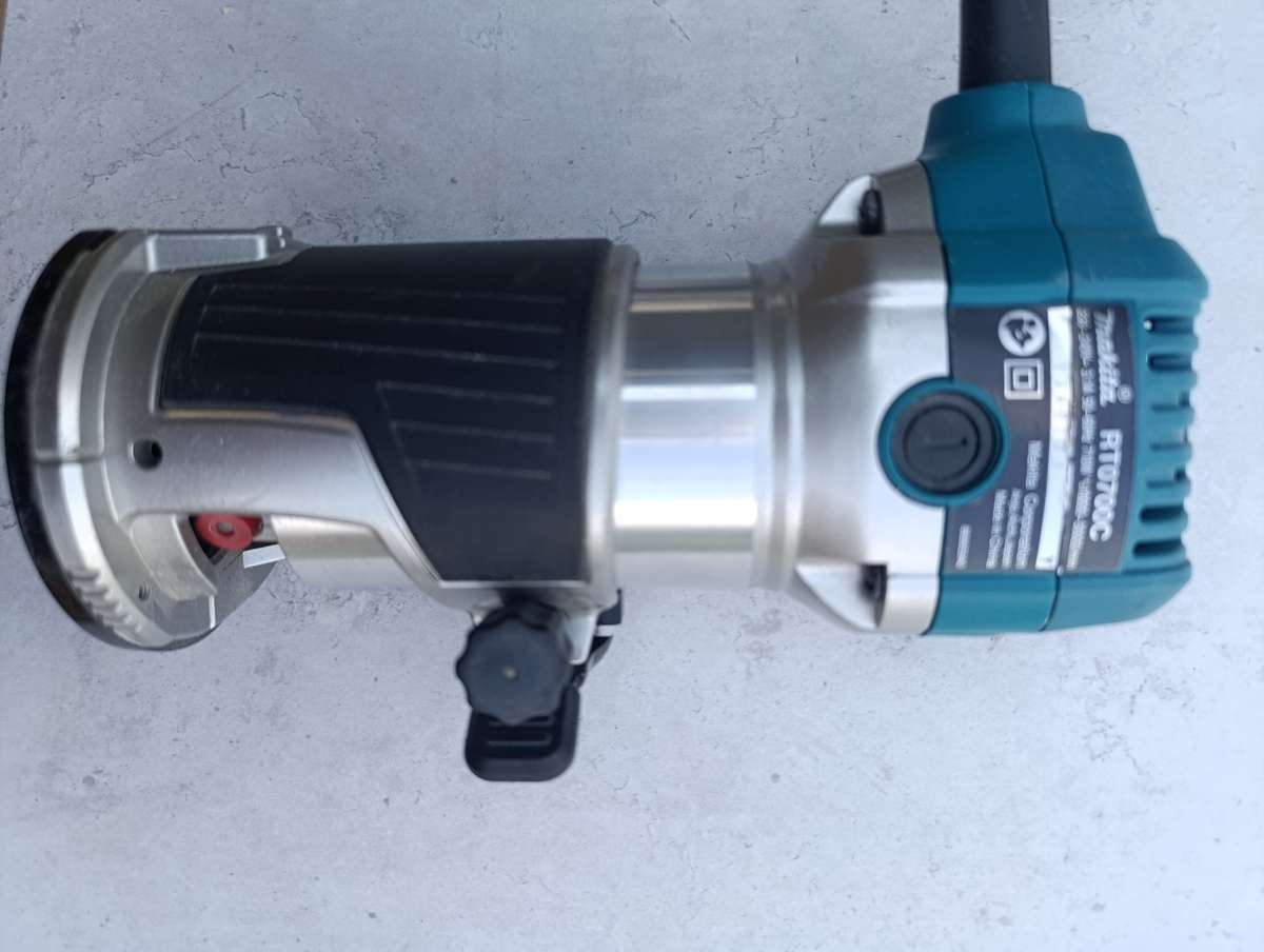 Makita Trimmer RT0700C Router