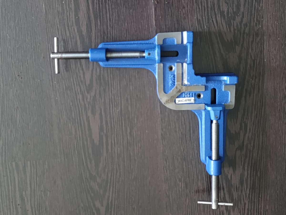 4 1/4" IN Ductile Cast Iron Corner Mitre Clamp  4units