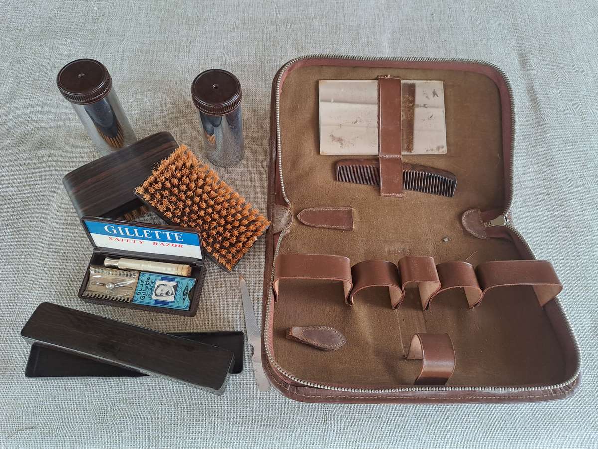 Mens Grooming Kit in Zipped Case