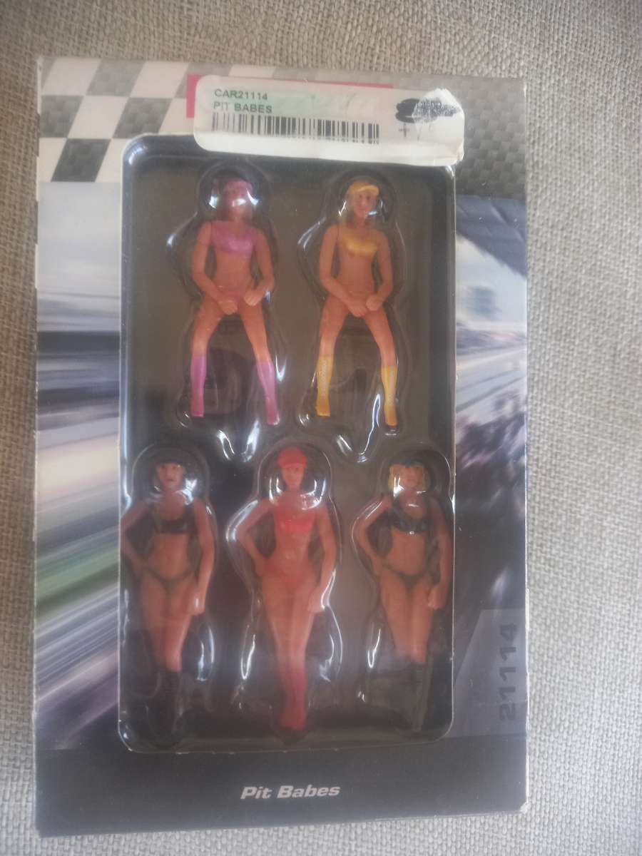 Carrera Pit Babes - Car diorama pieces (still NEW condition)