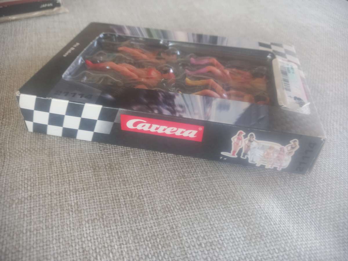 Carrera Pit Babes - Car diorama pieces (still NEW condition)