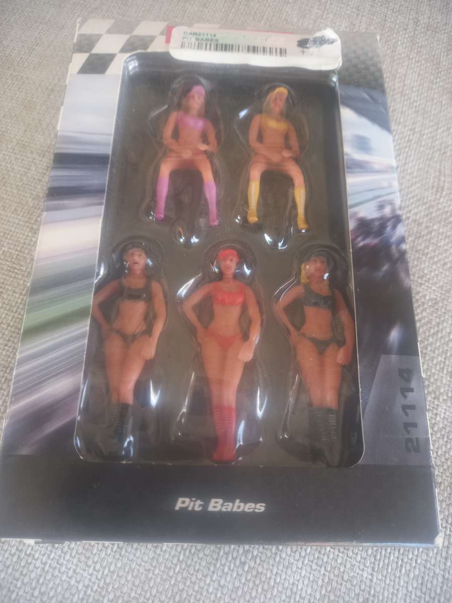 Carrera Pit Babes - Car diorama pieces (still NEW condition)