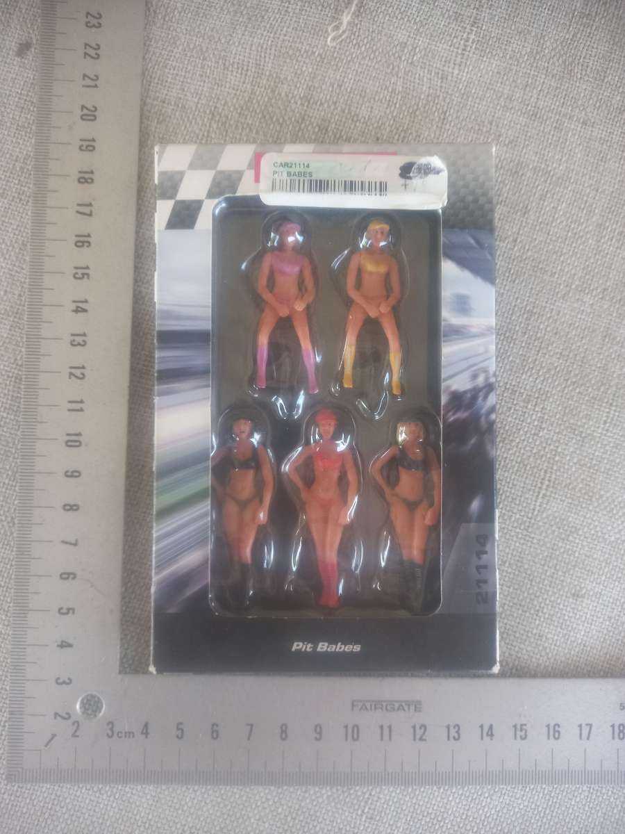 Carrera Pit Babes - Car diorama pieces (still NEW condition)