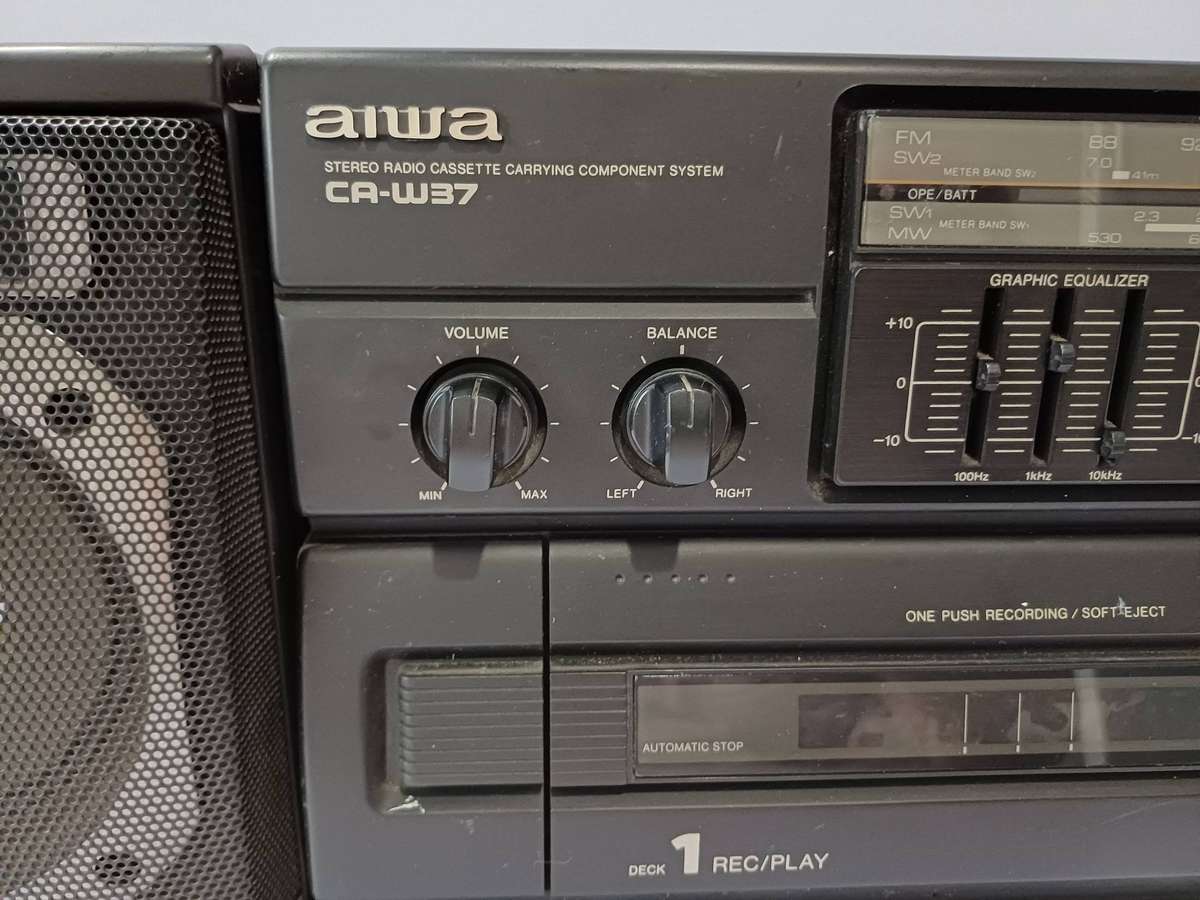 Aiwa CA-W37 Stereo Tuner/Cassette Player with Detachable Speakers (Vintage 1980s)