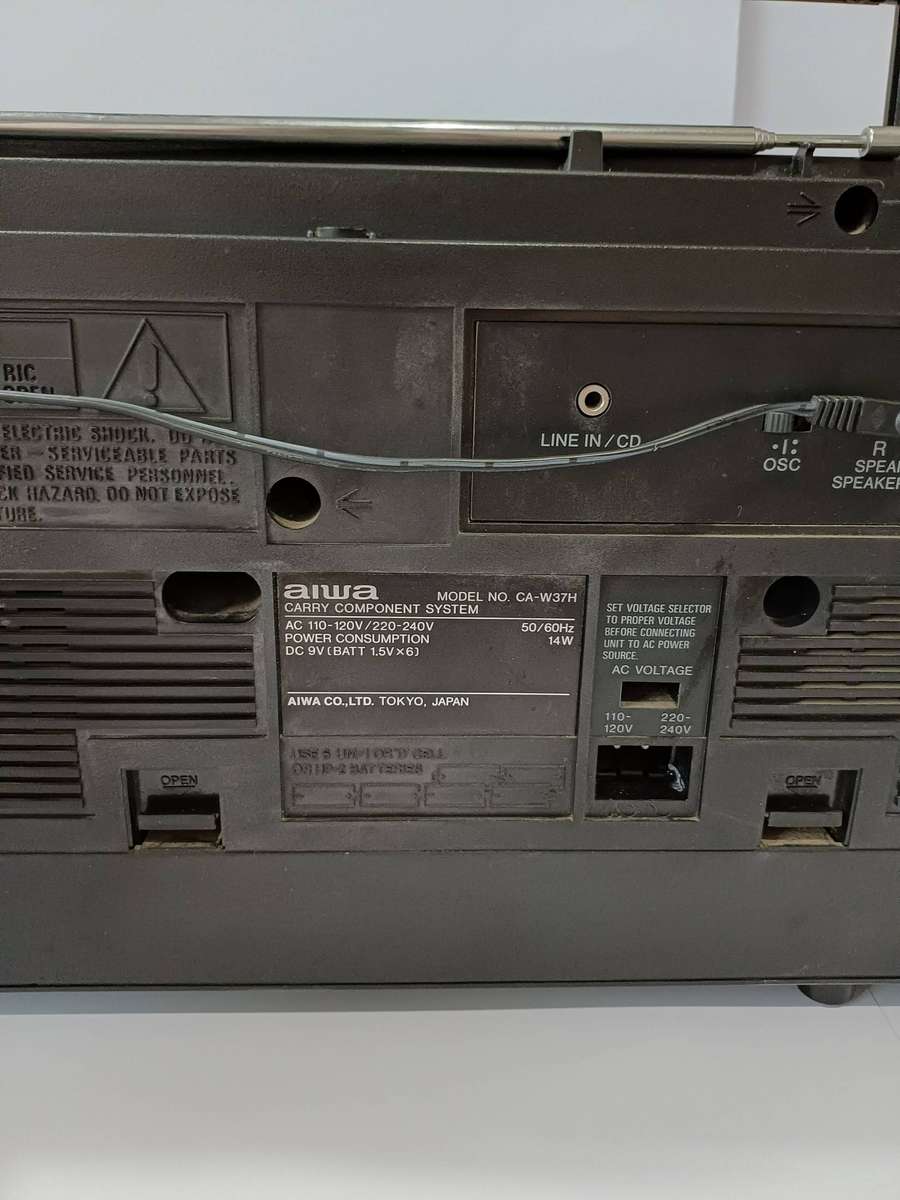 Aiwa CA-W37 Stereo Tuner/Cassette Player with Detachable Speakers (Vintage 1980s)